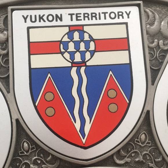 Vintage Collector's Plate Of Canada With Flags of The Canadian Provinces - Picture 11 of 17